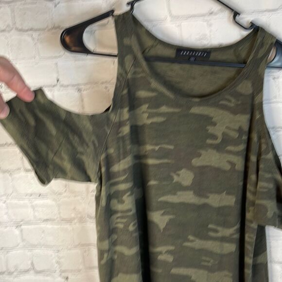 Sanctuary Women’s Camouflage Cold Shoulder Tshirt, Size Small - Picture 2 of 5